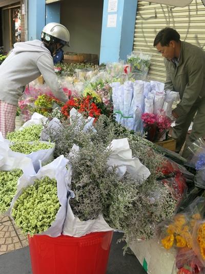 Thị trường hoa và quà tặng sôi động ngày 8-3